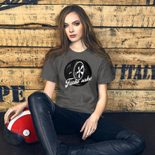 Cargar imagen en el visor de la galería, Porsche 'Fuchs Sake' - T-Shirt - Fueled.art