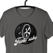 Cargar imagen en el visor de la galería, Porsche 'Fuchs Sake' - T-Shirt - Fueled.art